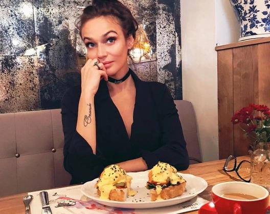 Куриный суп бургер без булки и кофе с конфетами как питается Алена Водонаева чтобы с гордостью обнажаться в кадре